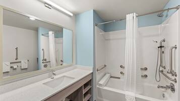 Suite - 1 kingsize-seng - handicapvenligt - ikke-ryger | Badeværelse | Håndklæder, Sæbe, Shampoo, Toiletpapir