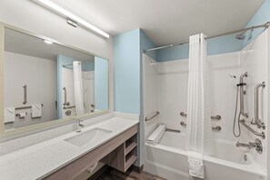 Suite, 1 kingsize-seng, tilgjengelighetstilpasset, ikke-røyk | Bad | Håndklær, såpe, sjampo og toalettpapir