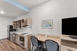 Desk, free WiFi - Woodspring Suites Jackson Pearl I-20 (Pearl)