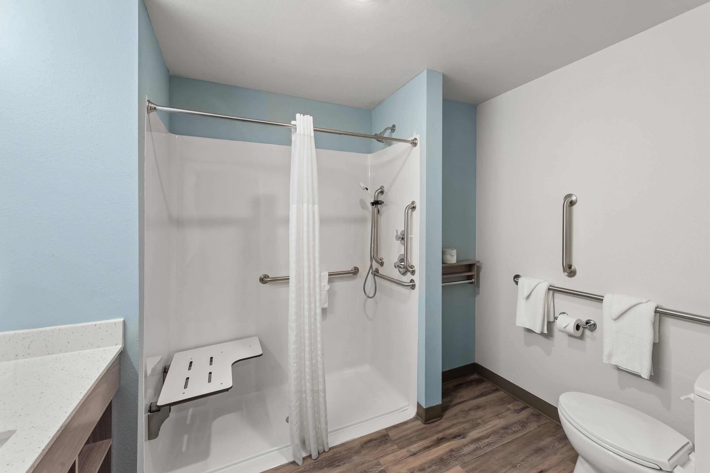 Ein modernes Badezimmer mit Dusche, Toilette und Waschbecken.