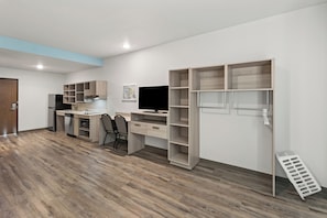 Desk, free WiFi, bed sheets - Woodspring Suites Jackson Pearl I-20 (Pearl)