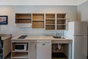 Suite, 1 cama de matrimonio, accesible para personas con discapacidad (Roll-in Shower) | Cocina básica privada
