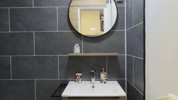 Douche, sĂšche-cheveux, serviettes fournies