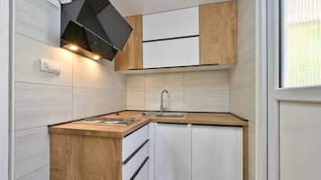 Refrigerador, parrilla de estufa, lavavajillas y cafetera y tetera