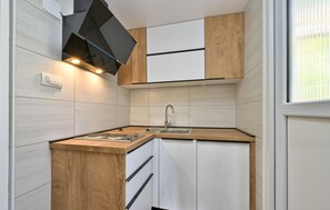 Kjøleskap, kokeplater, oppvaskmaskin og kaffetrakter/tekoker