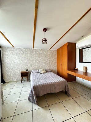 3 chambres, fer et planche à repasser, Wi-Fi, draps fournis