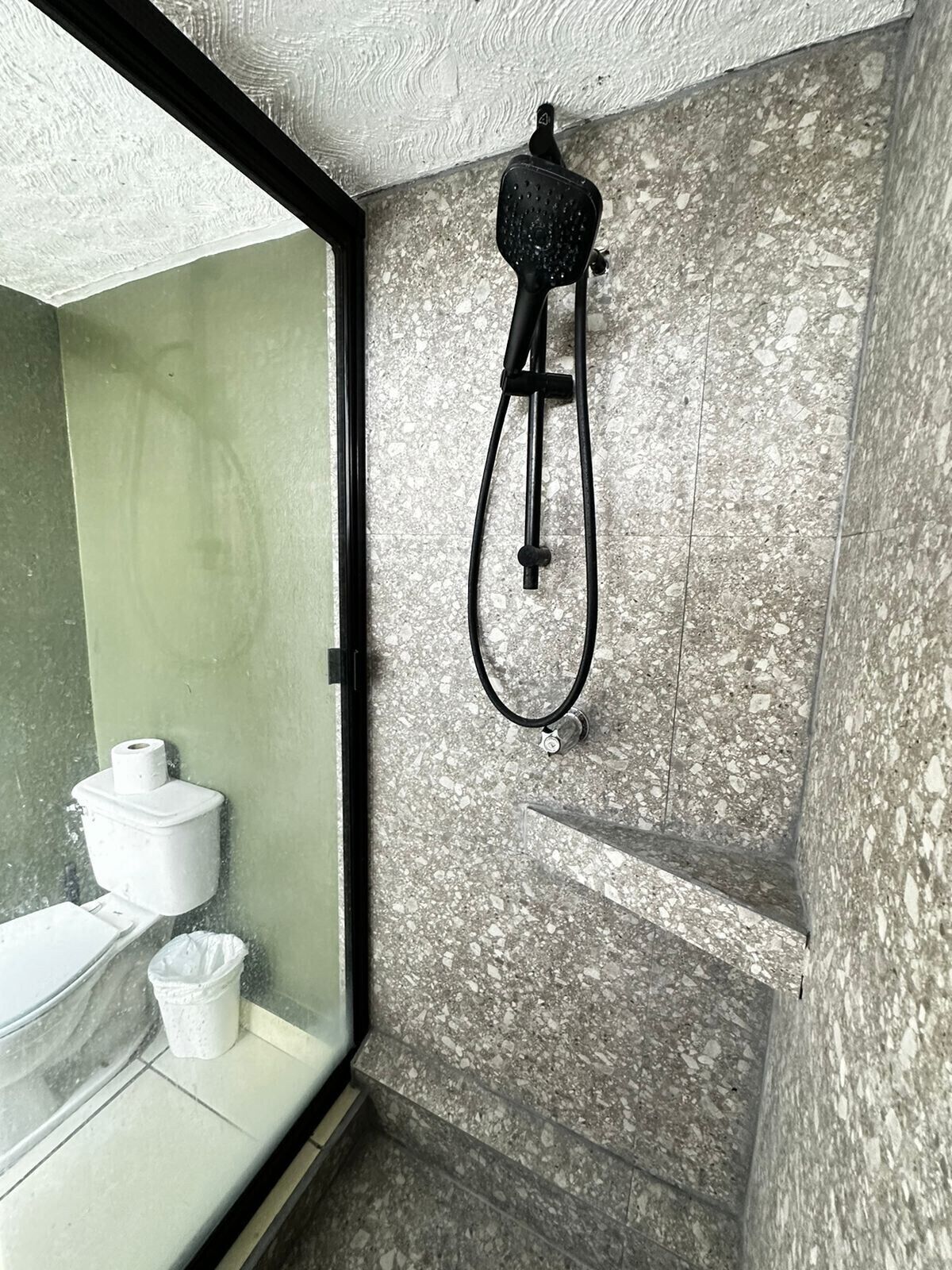Toallas, jabón, papel de baño 