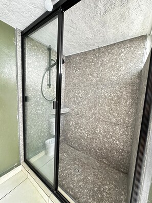 Toallas, jabón, papel de baño 