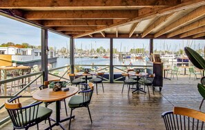 Outdoor dining - Lake front ship in Naarden (Naarden)