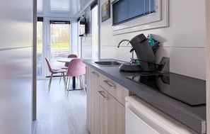 Jääkaappi, liesi, kahvin-/teenkeitin