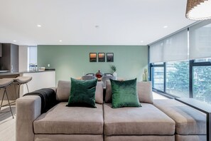 Leilighet – premium | Oppholdsområde | TV