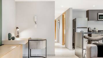 Apartamento Premium | Zona de estar | Una televisión