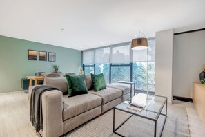 Leilighet – premium | Oppholdsområde | TV