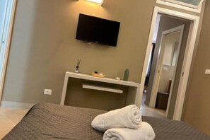 2 bedrooms, travel cot, free WiFi - 2 Bedroom Apartment (Mondello)