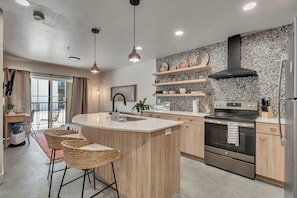 Superior Single Room, Balcony | Living area