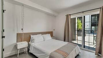 Habitación individual superior, balcón | Decoración personalizada, muebles diferentes y escritorio