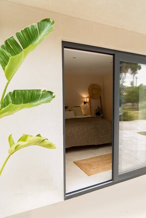 1 bedroom, iron/ironing board, Internet, bed sheets - Modern Bungalow in Lush Garden - Aroeira (Almada)