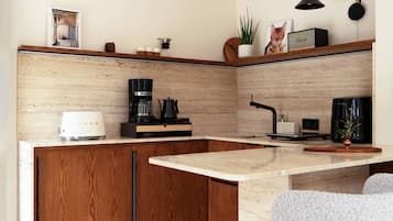 Cafeteira/chaleira, geladeira, micro-ondas, cooktop