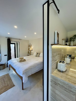 1 chambre, fer et planche à repasser, accès Internet, draps fournis