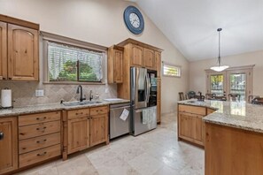 Fridge, microwave, oven, stovetop - Treasure Valley Haven (Boise)