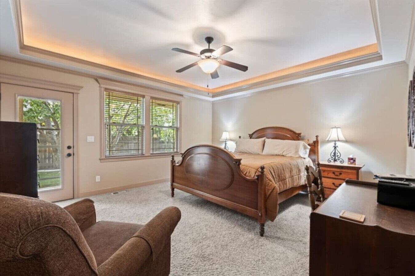 5 bedrooms, desk, iron/ironing board, WiFi (free)