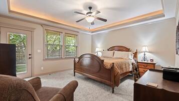 5 bedrooms, desk, iron/ironing board, WiFi (free)