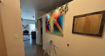 Private Charming Midtown 1-bedroom apartment in amazing Detroit with WiFi, AC