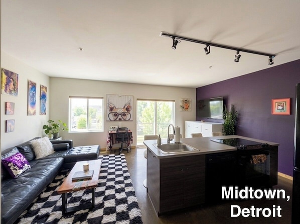 Smart TV, fireplace, printers - Private Charming Midtown 1-bedroom apartment in amazing Detroit with WiFi, AC (Detroit)