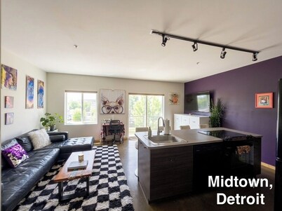 Private Charming Midtown 1-bedroom apartment in amazing Detroit with WiFi, AC
