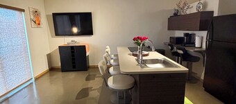 Private Charming Midtown 1-bedroom apartment in amazing Detroit with WiFi, AC