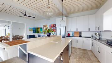 Mikrobølgeovn, ovn, kogeplade, højstol