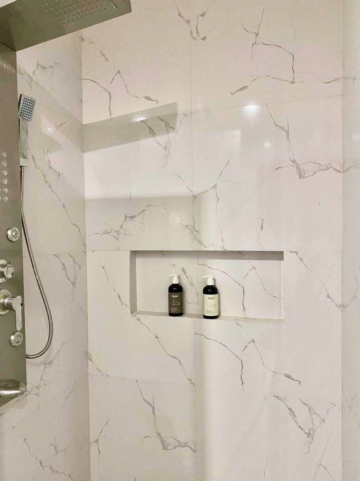 Douche, bidet, serviettes fournies, savon