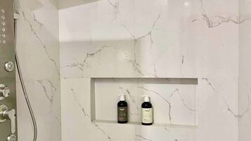 Douche, bidet, serviettes fournies, savon