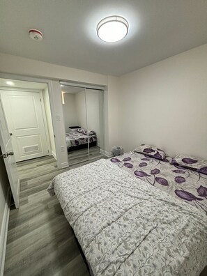 Economy Double Room - Queen room near Sheridan college (Brampton)
