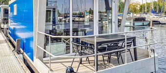 Beau bateau à Naarden avec vue sur le.