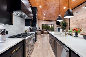 冷蔵庫、電子レンジ、オーブン、コンロ