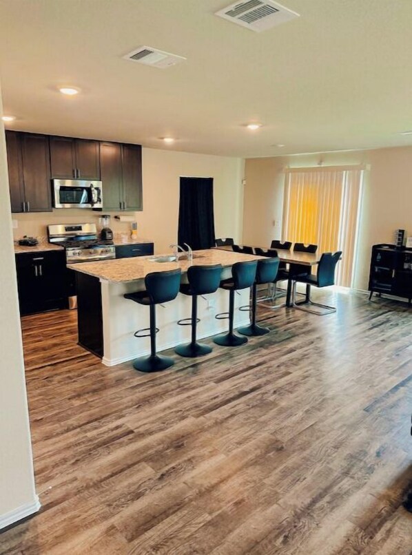 Fridge, oven, stovetop, dishwasher