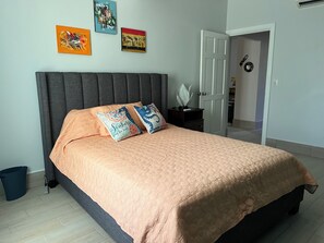 2 slaapkamers, een strijkplank/strijkijzer, gratis wifi, beddengoed