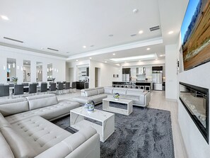 Smart TV, lareira, videogames, aparelho de som