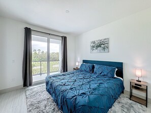 10 soverom, skrivebord, strykejern/-brett og reiseseng for barn