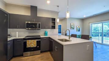 Fridge, microwave, stovetop, dishwasher