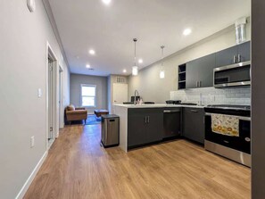 Geladeira, micro-ondas, cooktop, lava-louças