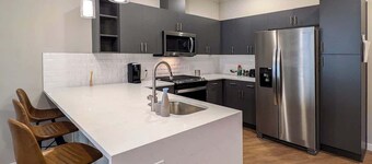 310 Brand New 1 Bedroom, 1 Bath, 1 Full Kit, 1 Liv