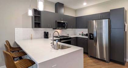 310 Brand New 1 Bedroom, 1 Bath, 1 Full Kit, 1 Liv