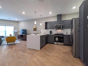 Refrigerador, microondas, parrilla de estufa y lavavajillas 