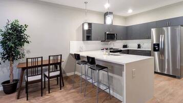 Fridge, microwave, stovetop, dishwasher