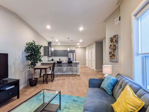 213 Brand New 3 Bedroom, 2 Bath, 1 Full Kit, 1 Liv