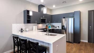 Fridge, microwave, stovetop, dishwasher