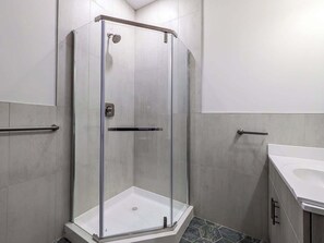 Douche, sèche-cheveux