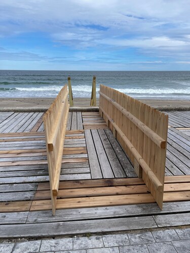 Beautiful Beach Cottage steps away from private Moody Beach!